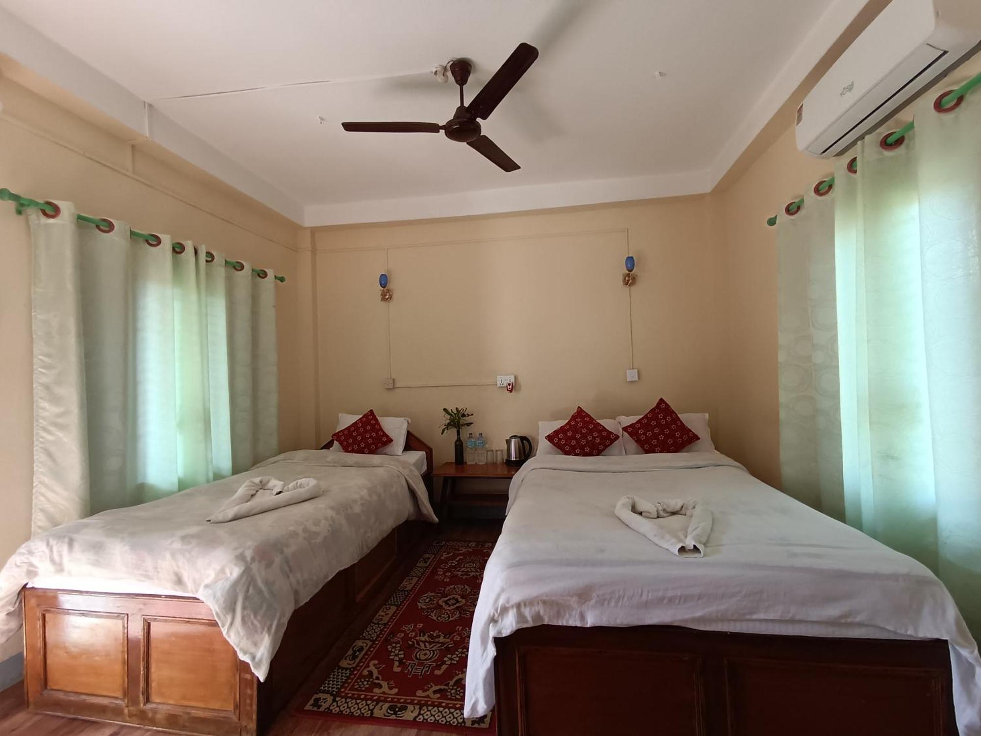 Crocodile Safari Camp Otel Chitwan Oda fotoğraf