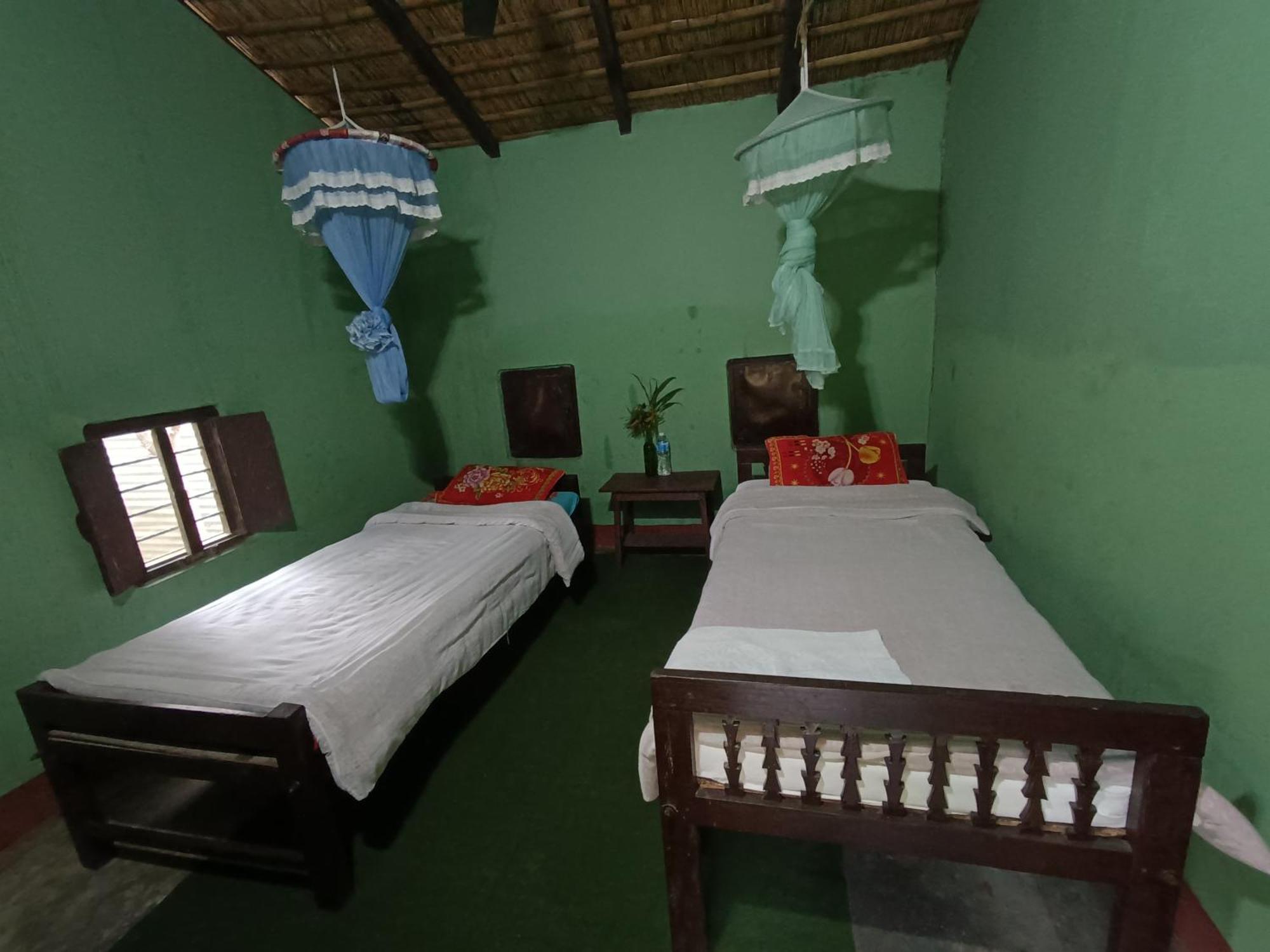 Crocodile Safari Camp Otel Chitwan Oda fotoğraf
