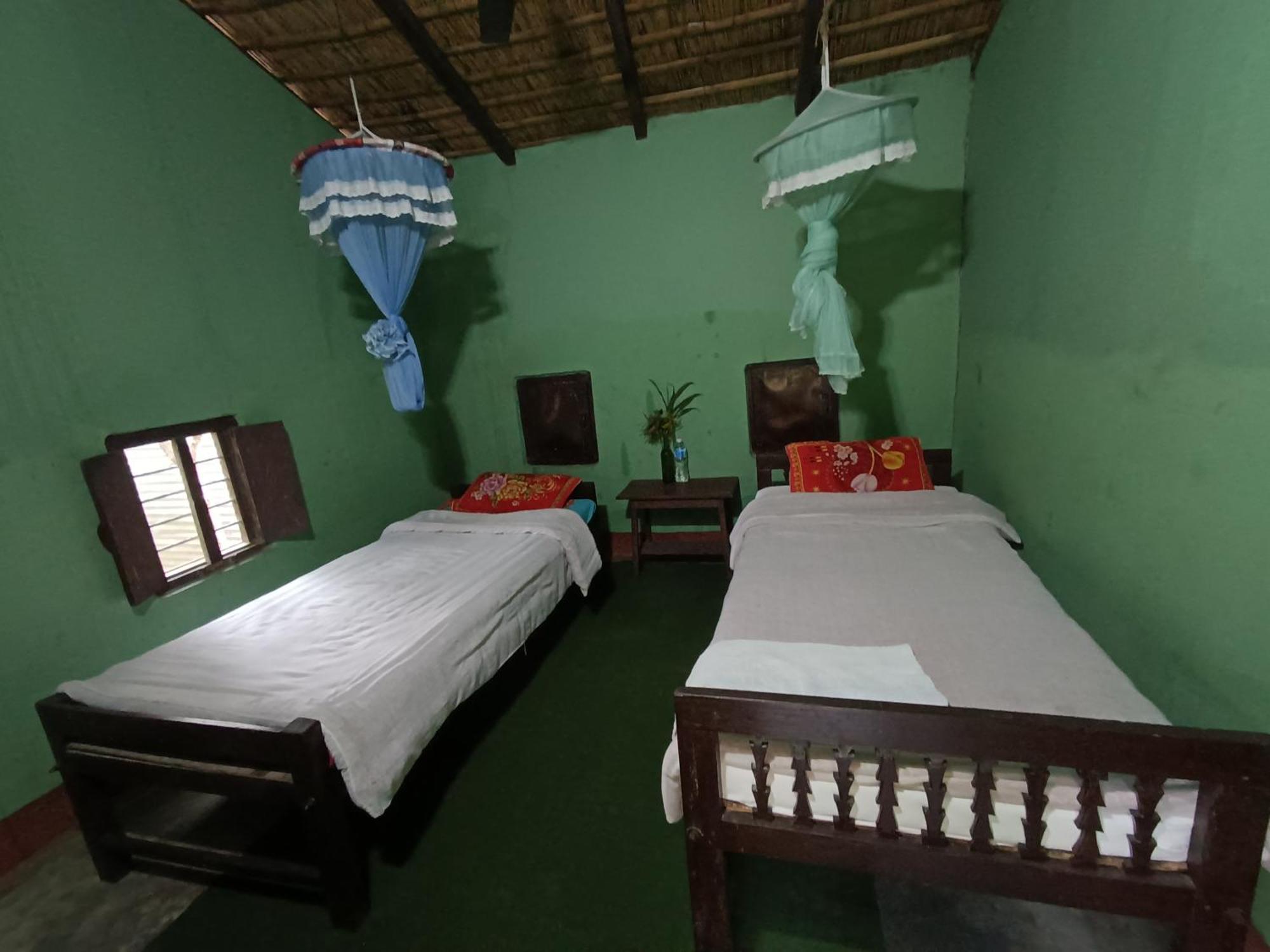 Crocodile Safari Camp Otel Chitwan Oda fotoğraf