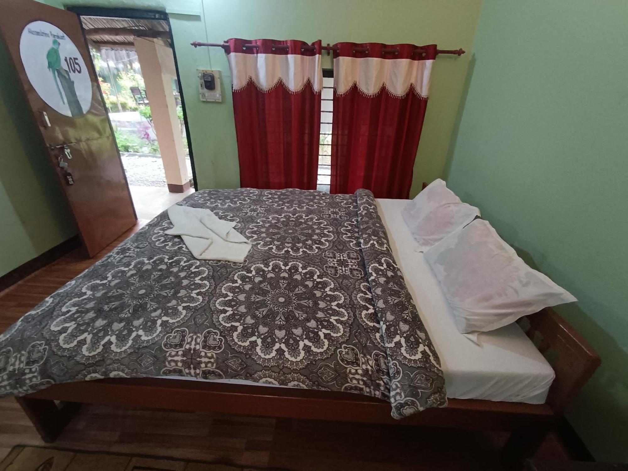 Crocodile Safari Camp Otel Chitwan Oda fotoğraf