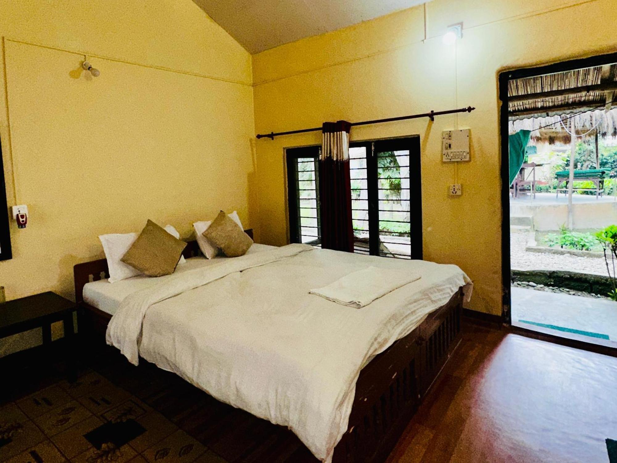 Crocodile Safari Camp Otel Chitwan Oda fotoğraf